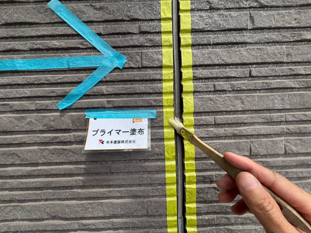 熊本外壁塗装　ガスケット目地　プライマー塗布